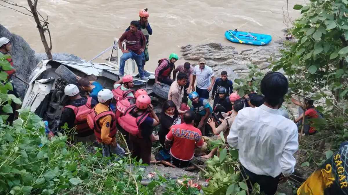पंजाब के तीर्थयात्रियों से भरी बोलेरो खाई में गिरी, सात लोग गंभीर